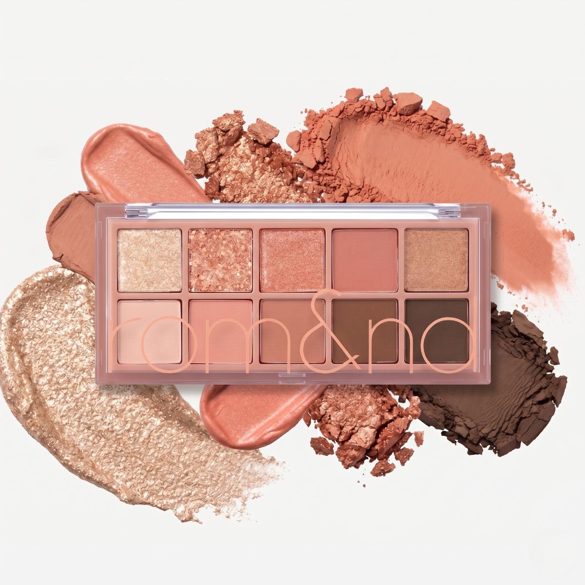 Eyeshadow palette with 9 warm nude shades in a clear compact with mirror